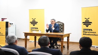 Vali Çiftçi deneyimlerini öğretmenlerle paylaştı