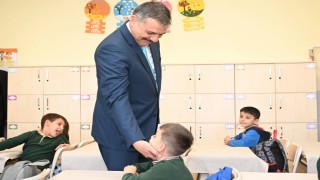 Vali Çiftçi öğrenci ve öğretmenlerle buluştu