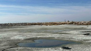 Van Gölü çekilince balıkçı limanları karaya döndü