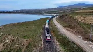 Van-İran seferi yapan yük treni Erçek Gölü kıyısında kartpostallık görüntüler oluşturuyor