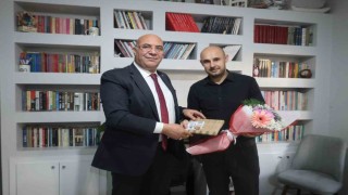 Vanda bıçaklı saldırıda yaralanan öğretmene moral ziyareti