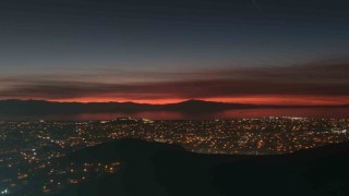 Vanda büyüleyici günbatımı: Gökyüzü kızıla boyandı, kartpostallık manzaralar ortaya çıktı