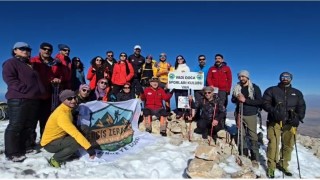 Vanlı dağcılardan Öğretmenler Gününe özel tırmanış