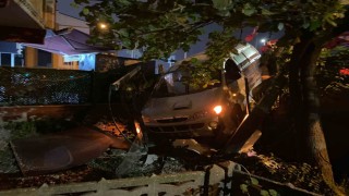 Virajı alamayan iki araç çarpıştı, panelvan evin bahçesine girdi: 1 yaralı