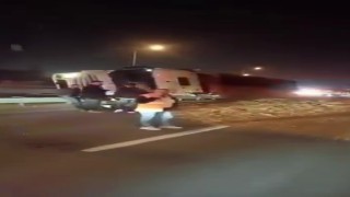 Virajı alamayan yonga yüklü tır devrildi