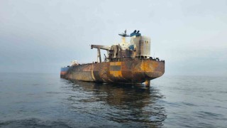 Vurulan tanker KAIROSta sızıntı tespit edildi
