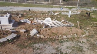 Yakınlarının dağılmış mezarlarını görenler Efeler Belediyesine tepki gösterdi