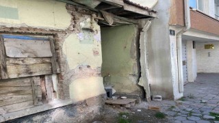 Yaklaşık 5 yıldır metruk halde olan ev tedirginlik oluşturuyor