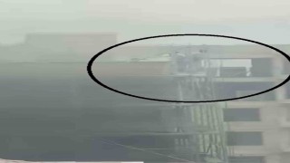 Yangına iskelede yakalanan işçilerin zor anları kamerada