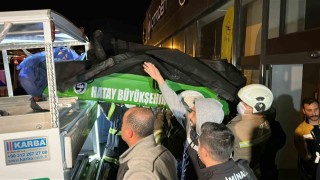 Yangından kaçmak isterken alevlerin içerisine giren 2 kişi yanarak can verdi