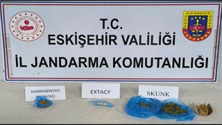 Yanlarında uyuşturucu bulunduran 2 şahsı şüpheli hareketleri ele verdi