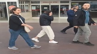 Yaşından büyük cezası olan kadın hırsız kameraları görünce yüzünü gizlemeye çalıştı