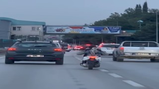Yatarak motosiklet süren maganda kamerada