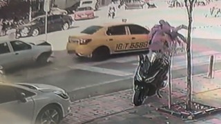 Yaya geçidinde anne ve bebeğe otomobil böyle çarptı