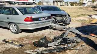 Yayaya çarpmamak için manevra yaptı, park halindeki araçlara çarptı: 2 yaralı