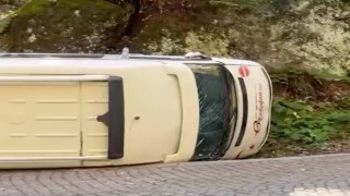 Yedigöller Milli Parkında minibüs devrildi