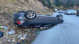 Yedigöllerde gizli buzlanma otomobili tepetaklak yaptı: 2 yaralı