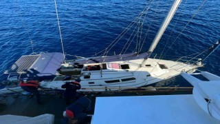 Yelkenli teknede 22 düzensiz göçmen ve bir göçmen kaçakçısı yakalandı