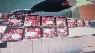 Yemek tepsisindeki cep telefonunu böyle çaldı