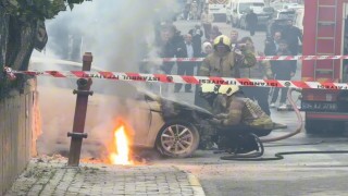 Yer altı elektrik kabloları patladı, bir otomobil alev alev yandı