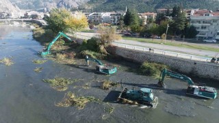 Yeşilırmak Nehrinde 6 iş makinesiyle temizlik çalışması