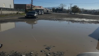 Yol gölete döndü, kapalı pazar yerinde vatandaşın çilesi bitmiyor