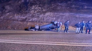 Yola düşen kayalardan kaçan otomobil takla attı: 2 yaralı