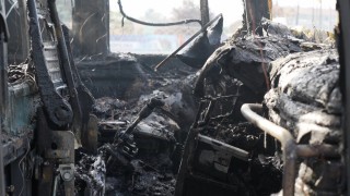 Yolcu otobüsü alevlere teslim oldu: Araç demir yığınına döndü