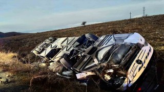 Yolcu otobüsü devrildi: 2 ölü, 21 yaralı