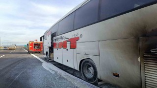 Yolcu otobüsünün motor kısmından alevler yükseldi