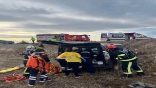 Yoldan çıkan otomobil tarlaya uçtu; 2 yaralı