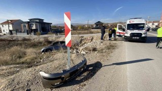 Yoldan çıkan otomobil taşlık alanda asılı kaldı