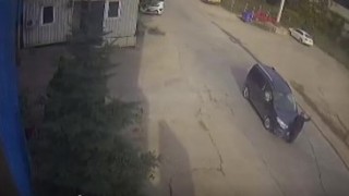 Yolun karşısına geçmek isteyen yaşlı adama aracın çarpma anı kamerada