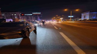 Yolun karşısına geçmeye çalışan 2 kadına otomobil çarptı: 1 ölü, 1 ağır yaralı