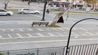 Yolun karşısına geçmeye çalışan yayaya otomobil çarptı