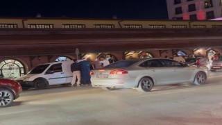 Yolunda ilerleyen araca çarpıp sürücüsünün üzerine yürüdüler