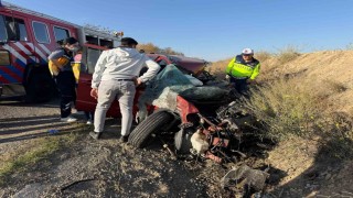 Yük kamyonuyla çarpışan otomobil hurdaya döndü: 1 ölü, 1 yaralı