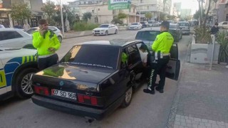 Yüksek sesli müzik yayını aday sürücüyü hem aracından hem de ehliyetten etti