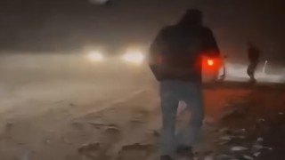 Yüksekova-Şemdinli kara yolunda tipi ve fırtınada mahsur kalanları ekipler kurtardı