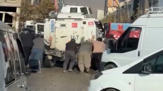 Yüksekovada görenleri gülümseten anlar: Arızalan zırhlı araca vatandaş imecesi
