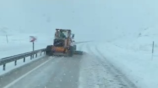 Yüksekovada Karayolları ekipleri, karla mücadele çalışması yaptı