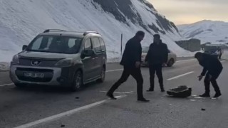 Yüksekovada karayoluna düşen kaya parçaları sürücülere korku dolu anlar yaşattı