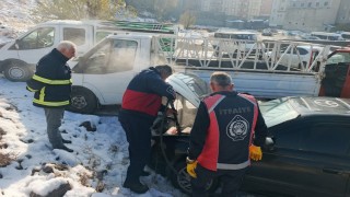 Yüksekovada seyir halindeki otomobil yandı