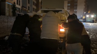 Yüksekovada yollar piste döndü: Sürücülerin yokuşla imtihanı kameraya yansıdı