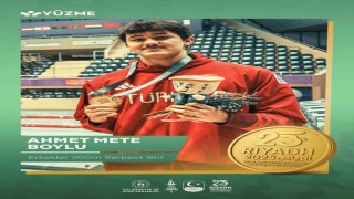 Yüzmede karışık bayrak takımları altın madalya kazandı