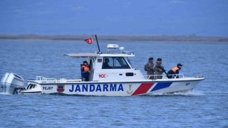 Yüzmek için göle girdi sahil güvenlik engel oldu