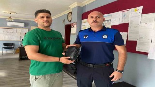 Zabıta ekiplerinin devriye atarken yerde buldukları çanta sahibine teslim edildi