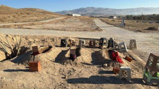 Zehirlenerek ölen anne ve 2 çocuğunun yan yana defnedildiği mezarlar görenlerin için sızlattı