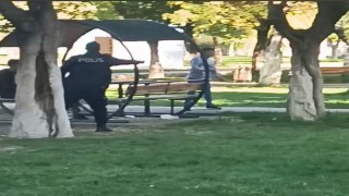 Zihinsel engelli genç bıçakla vatandaşlara saldırdı