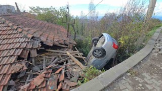 Zonguldakta kontrolden çıkan otomobil evin çatısına uçtu